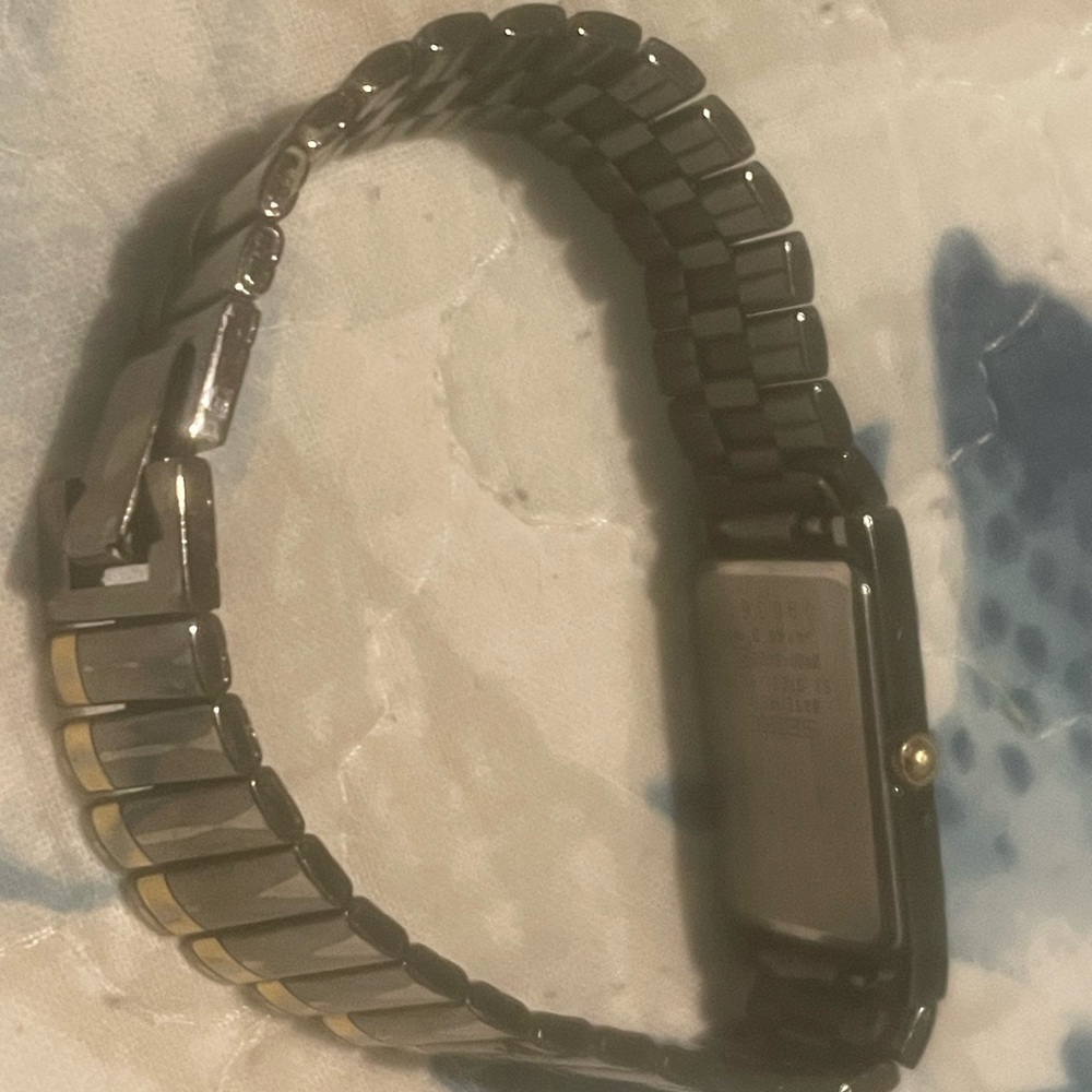 Seiko Gold and Silver Watch. Needs battery. Damaged and wear. - Picture 12 of 12